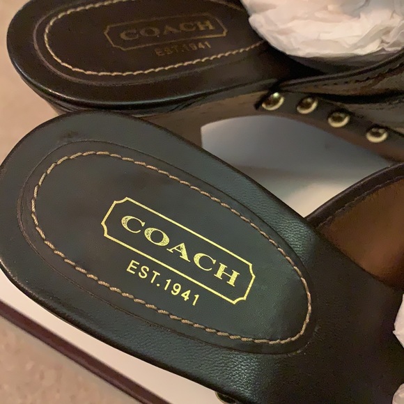 Coach Willow heels with signature “C” design - Picture 2 of 10